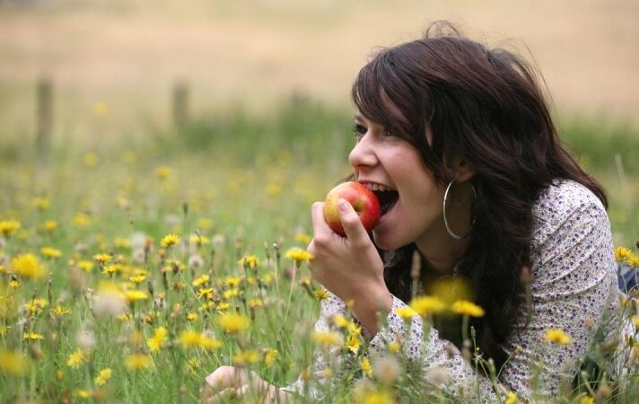 Woman eating apple snacking vs grazing 800 450