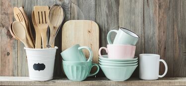 Cups and kitchen equipment 800 369