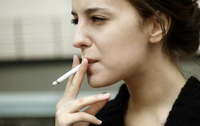 Heart disease woman smoking raw article